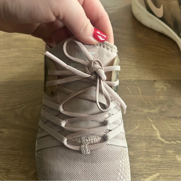 Light pink Nike shoes - Picture 4 of 7